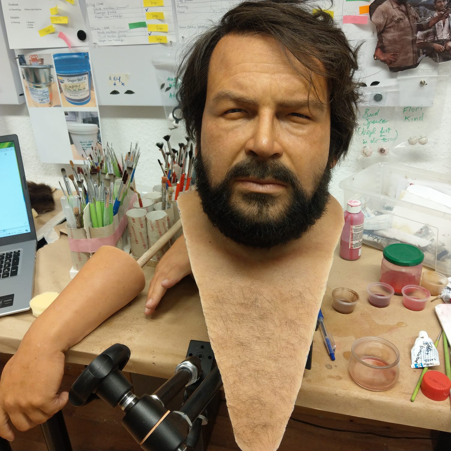 Hyperrealistische Figurenarbeit mit männlichem Oberkörper